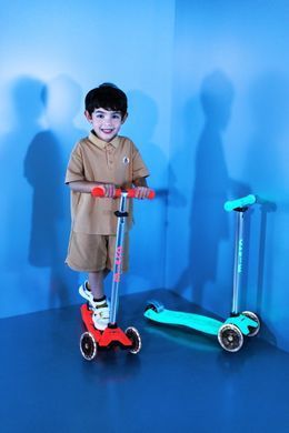Детский самокат Micro Maxi Deluxe Glow LED Красная аура (mx118)